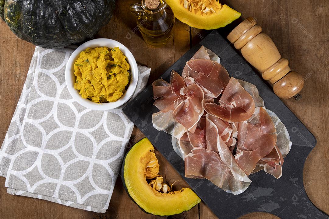 Presunto italiano crudo ou jamon com purê de abóbora Imagem JPG