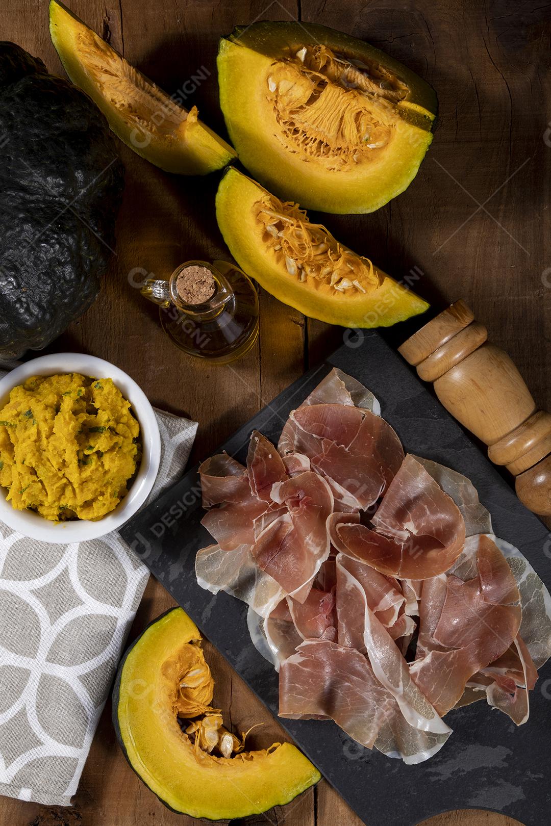 Presunto italiano crudo ou jamon com purê de abóbora Imagem JPG