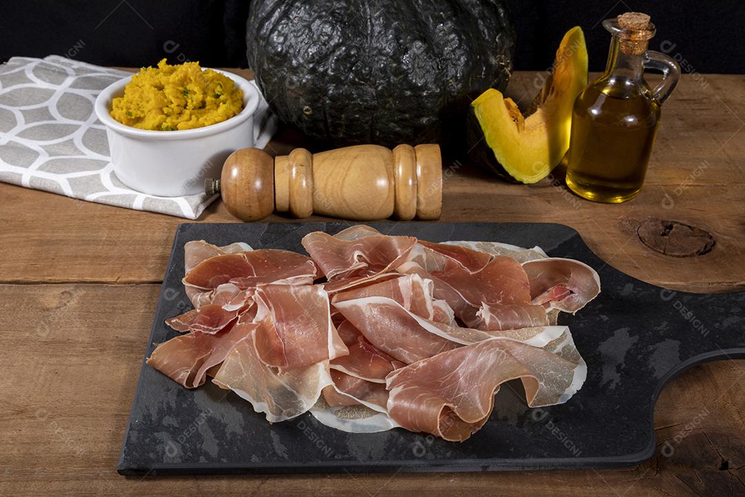 Presunto italiano crudo ou jamon com purê de abóbora Imagem JPG