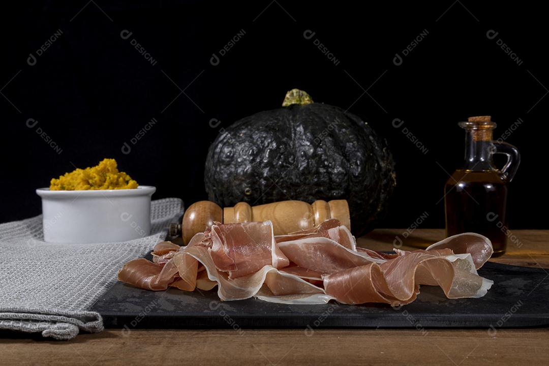 Presunto italiano crudo ou jamon com purê de abóbora Imagem JPG
