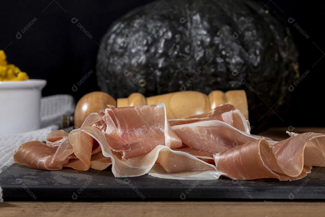 Presunto italiano crudo ou jamon com purê de abóbora Imagem JPG