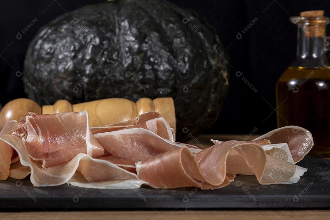 Presunto italiano crudo ou jamon com purê de abóbora Imagem JPG