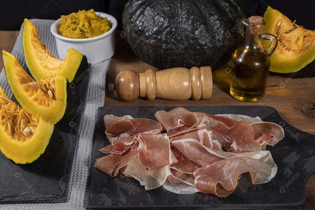 Presunto italiano crudo ou jamon com purê de abóbora Imagem JPG