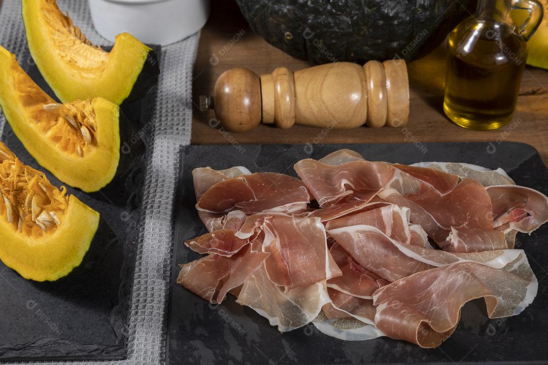 Presunto italiano crudo ou jamon com purê de abóbora Imagem JPG