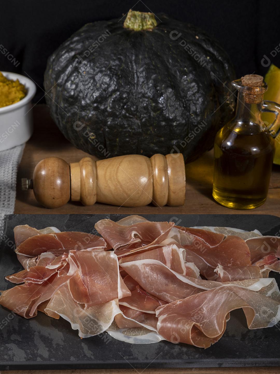 Presunto italiano crudo ou jamon com purê de abóbora Imagem JPG