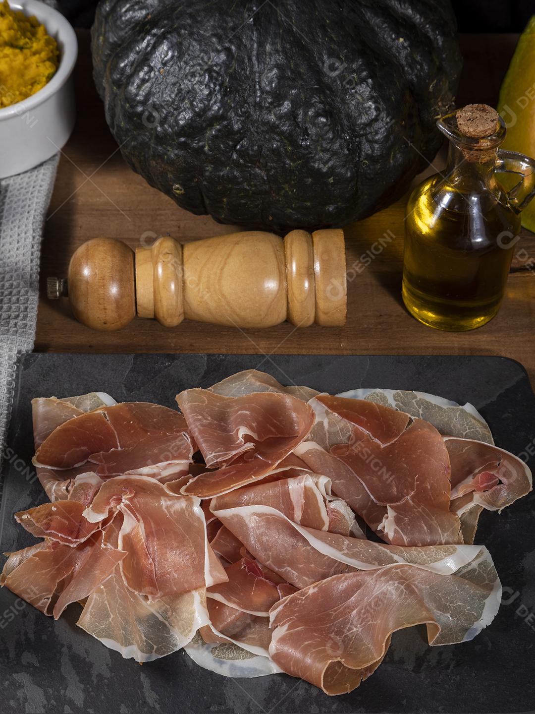 Presunto italiano crudo ou jamon com purê de abóbora Imagem JPG