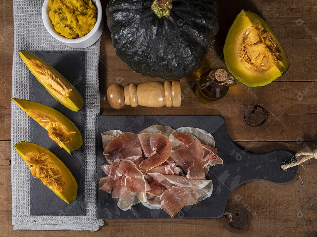 Presunto italiano crudo ou jamon com purê de abóbora Imagem JPG