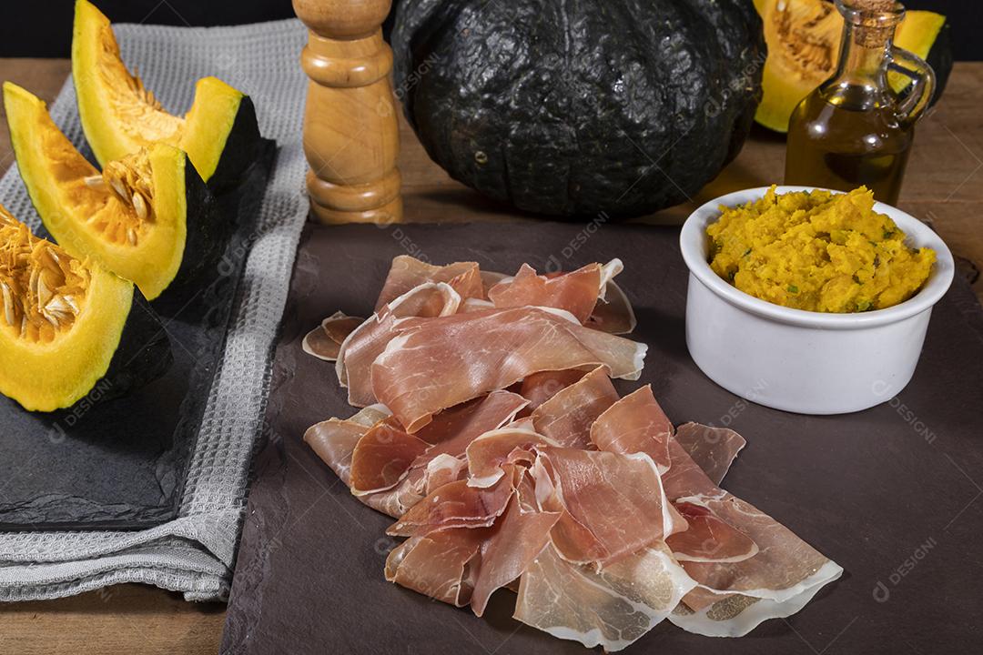 Presunto italiano crudo ou jamon com purê de abóbora Imagem JPG