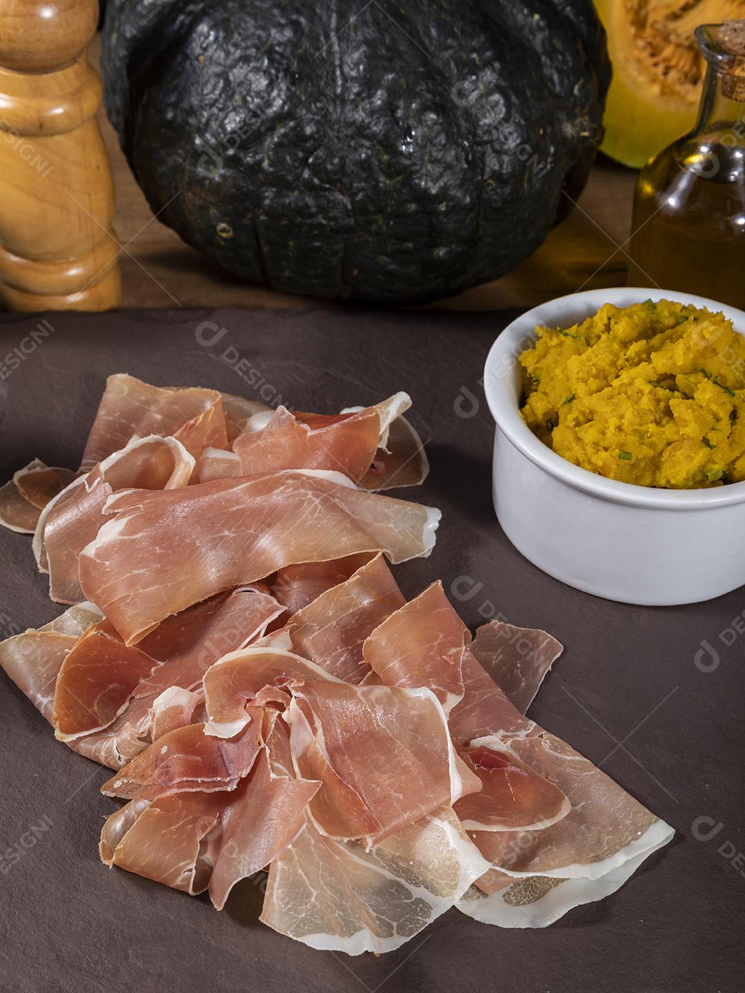 Presunto italiano crudo ou jamon com purê de abóbora Imagem JPG