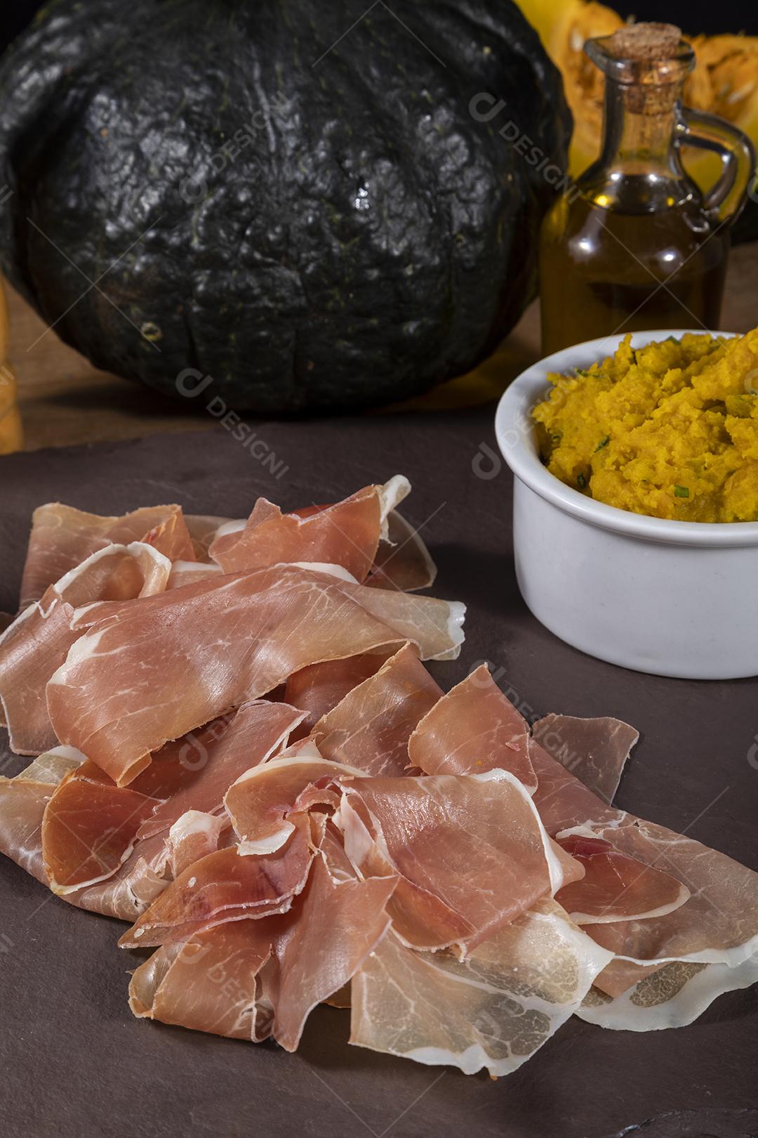 Presunto italiano crudo ou jamon com purê de abóbora Imagem JPG