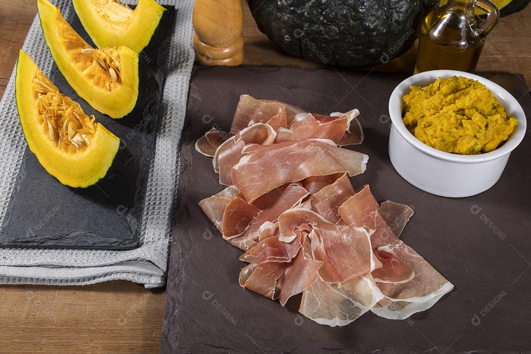 Presunto italiano crudo ou jamon com purê de abóbora Imagem JPG
