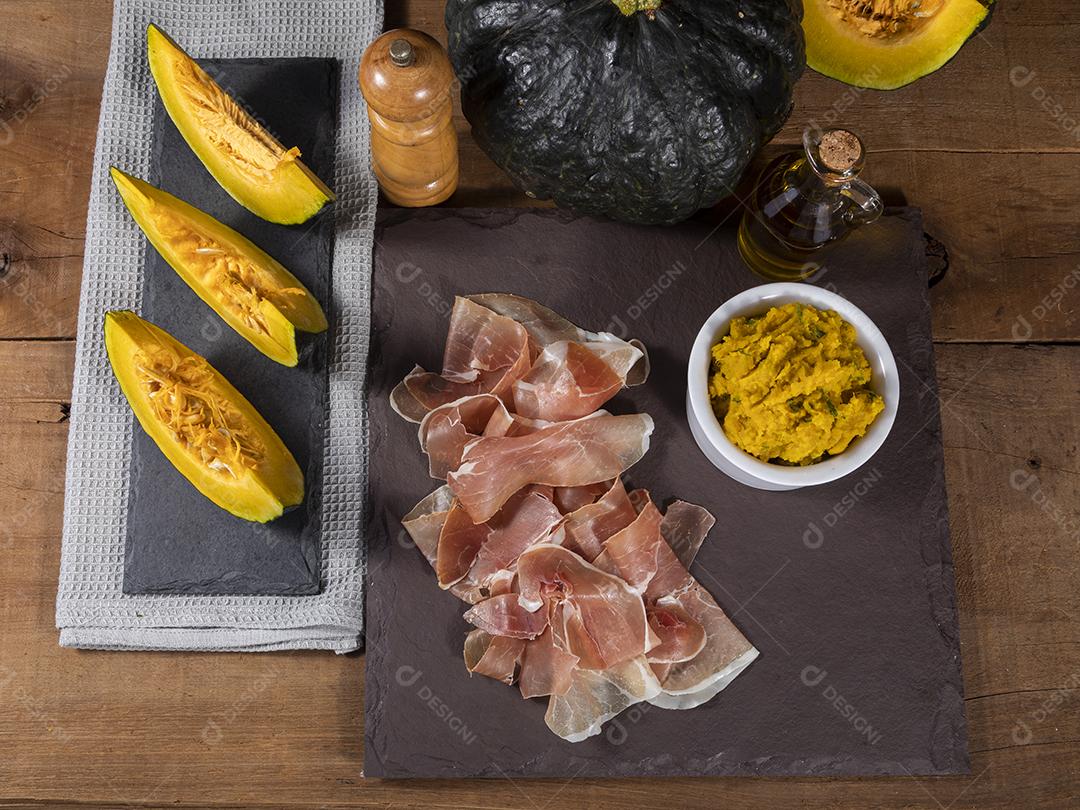 Presunto italiano crudo ou jamon com purê de abóbora Imagem JPG