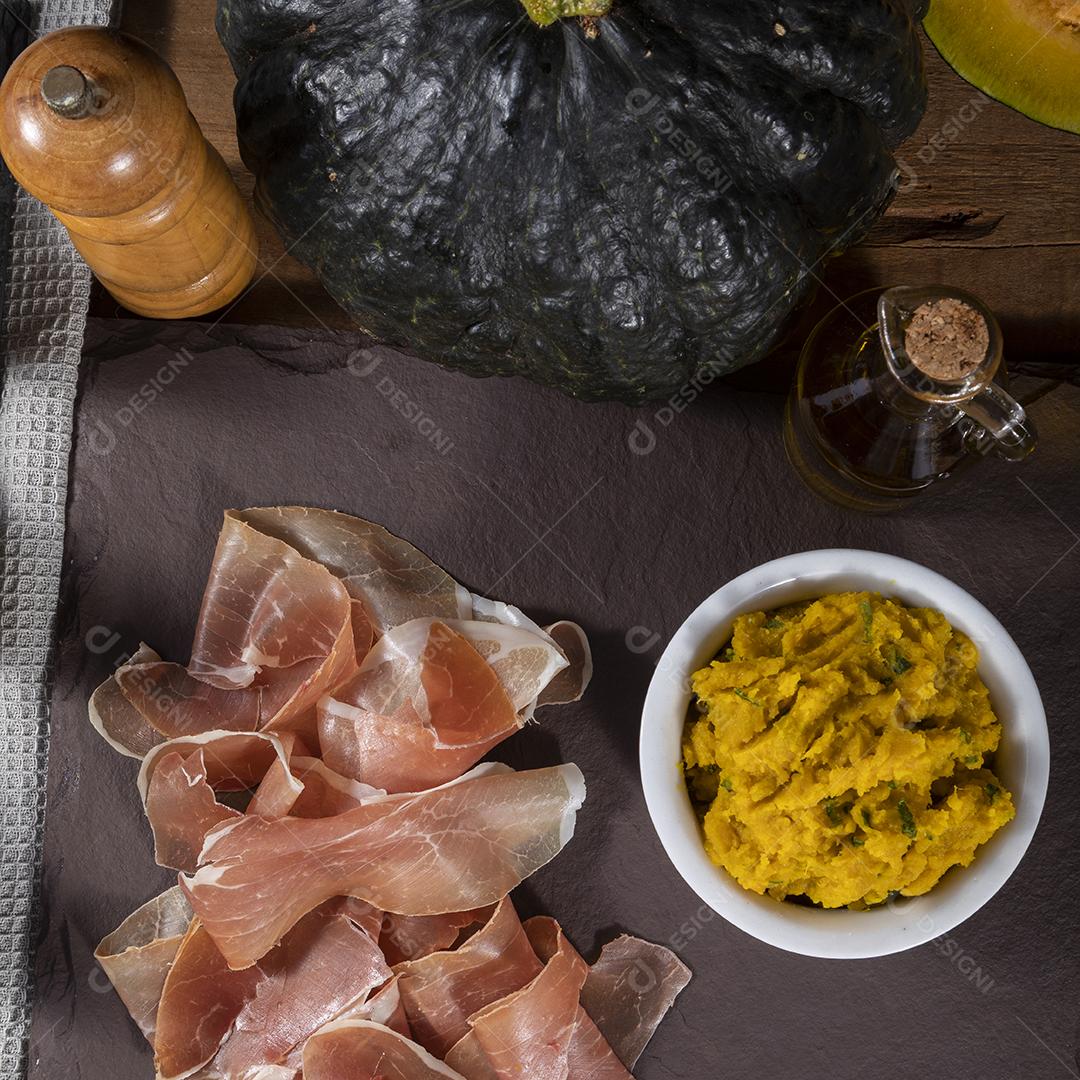 Presunto italiano crudo ou jamon com purê de abóbora Imagem JPG