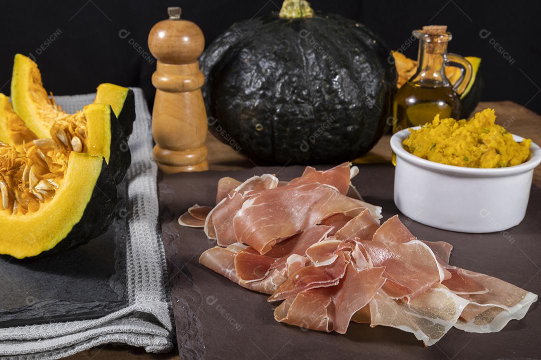 Presunto italiano crudo ou jamon com purê de abóbora Imagem JPG