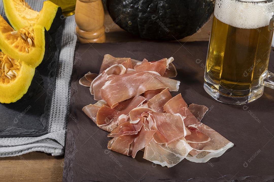 Presunto italiano crudo ou jamon com purê de abóbora Imagem JPG