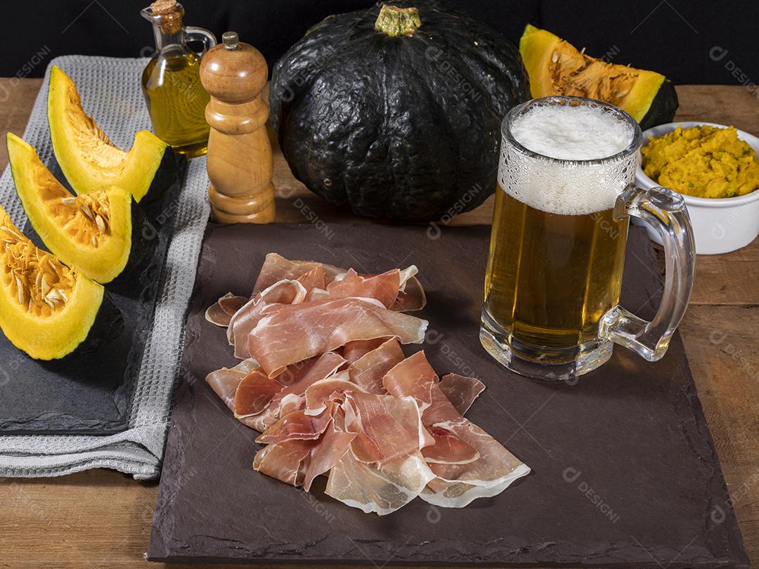 Presunto italiano crudo ou jamon com purê de abóbora Imagem JPG