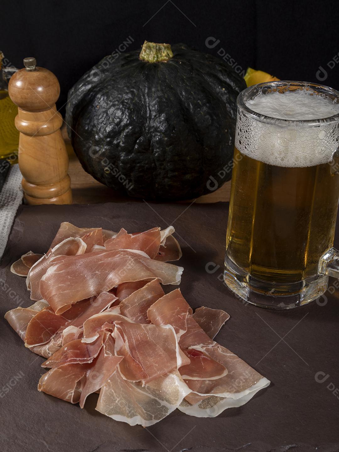 Presunto italiano crudo ou jamon com purê de abóbora Imagem JPG