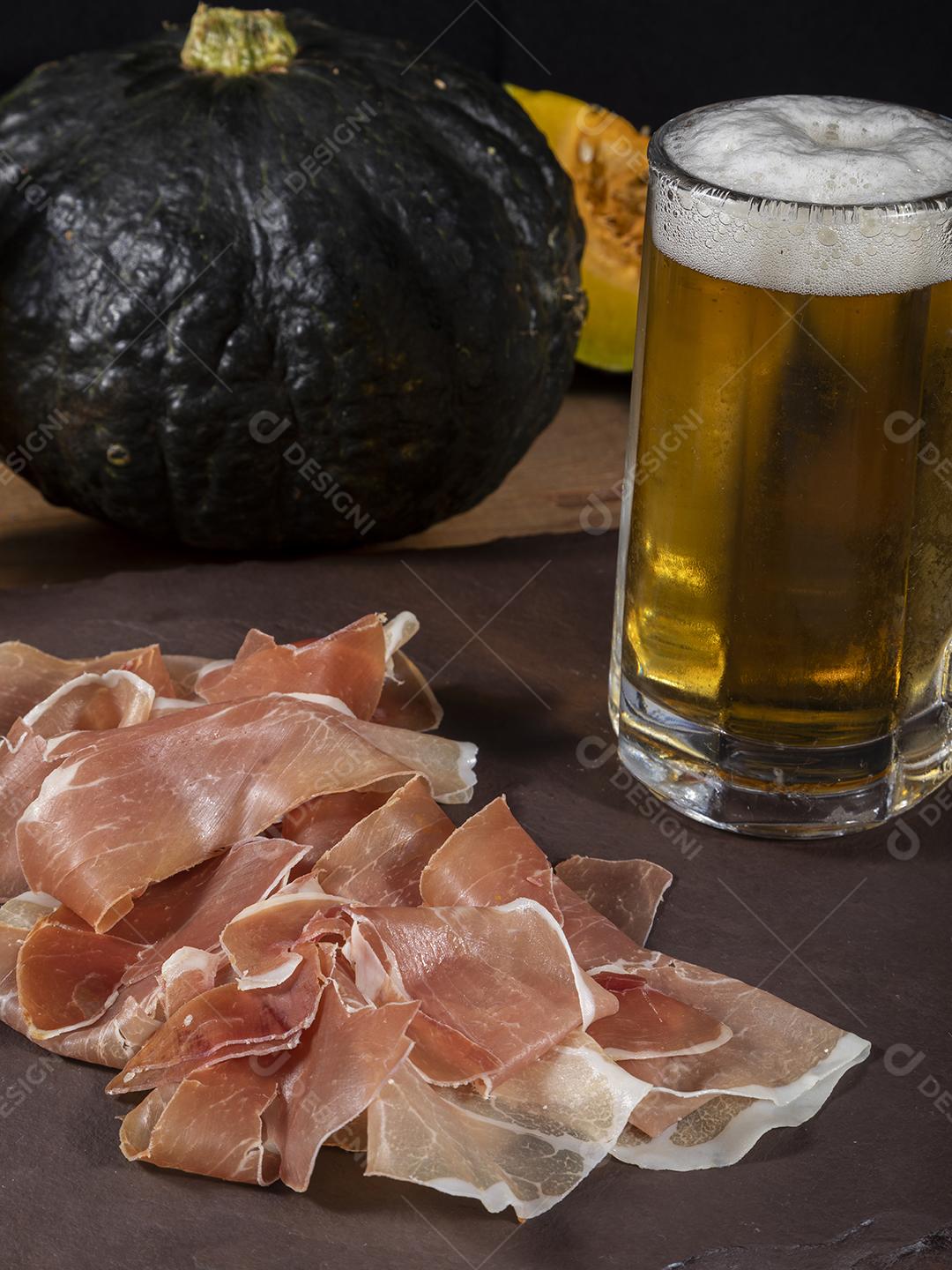 Presunto italiano crudo ou jamon com purê de abóbora Imagem JPG