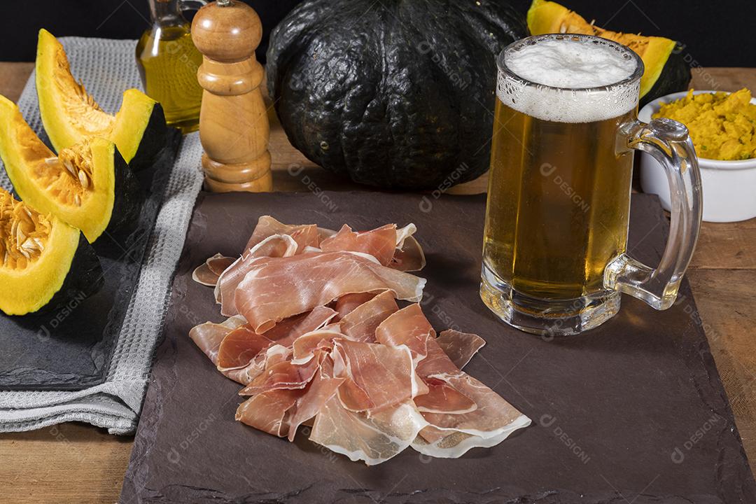 Presunto italiano crudo ou jamon com purê de abóbora Imagem JPG