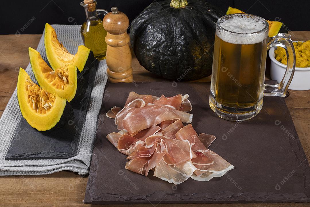 Presunto italiano crudo ou jamon com purê de abóbora Imagem JPG