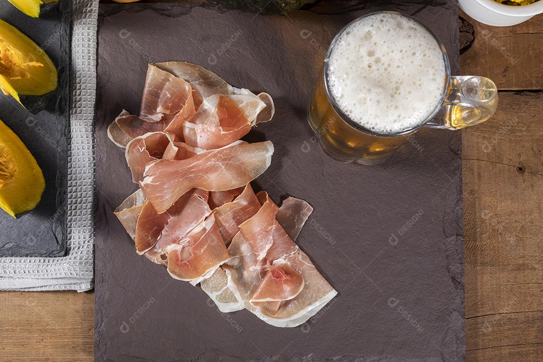 Presunto italiano crudo ou jamon com purê de abóbora Imagem JPG