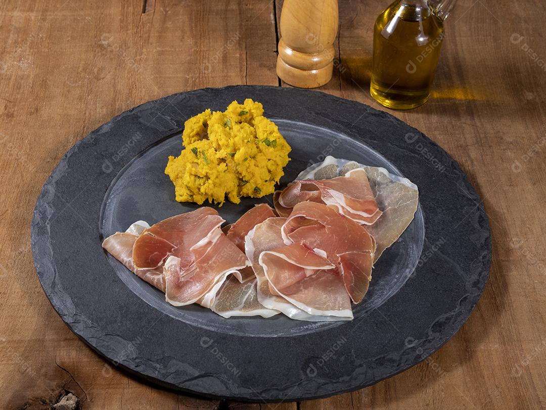 Presunto de parma cru e purê de abóbora Imagem JPG
