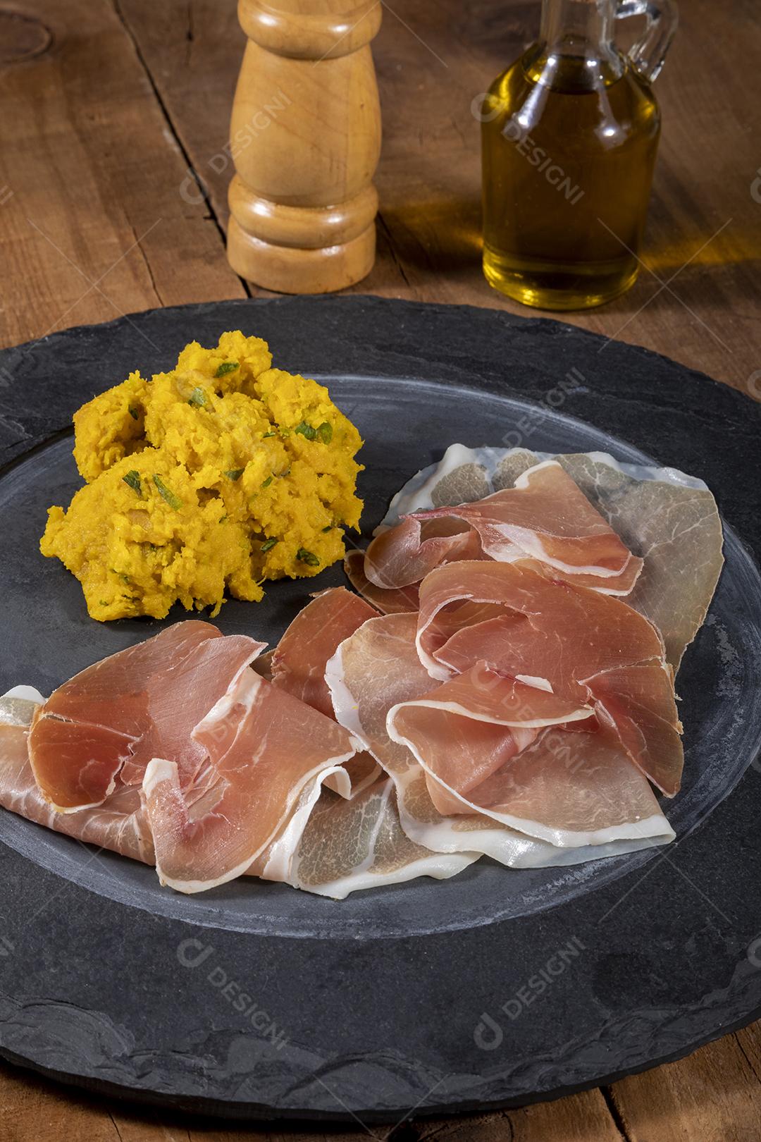 Presunto de parma cru e purê de abóbora Imagem JPG