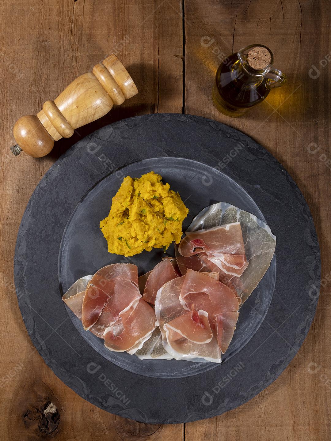 Presunto de parma cru e purê de abóbora Imagem JPG