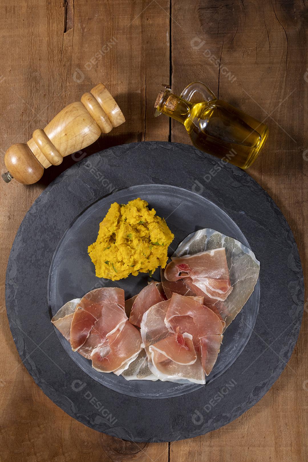 Presunto de parma cru e purê de abóbora Imagem JPG