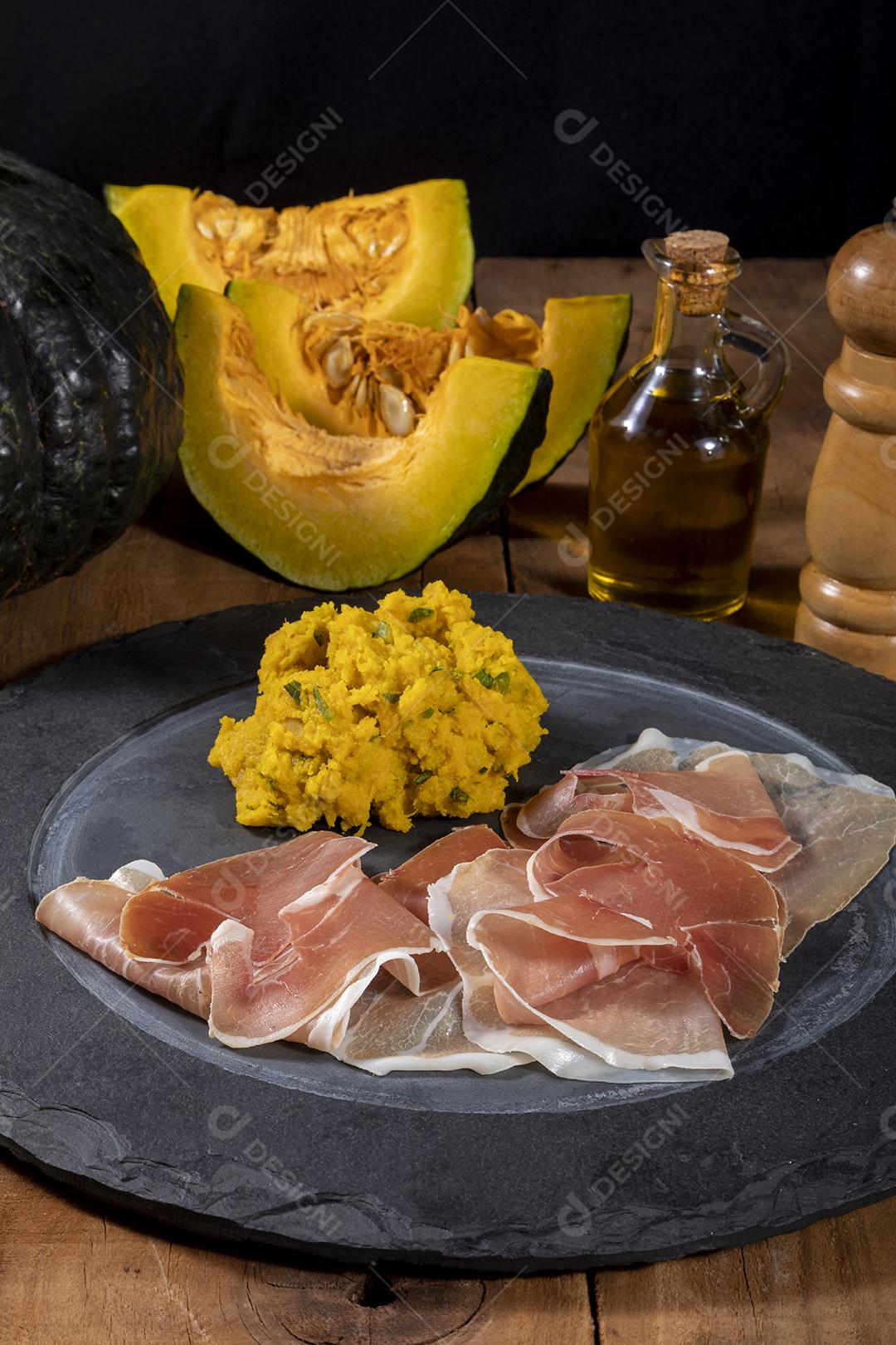 Presunto de parma cru e purê de abóbora Imagem JPG