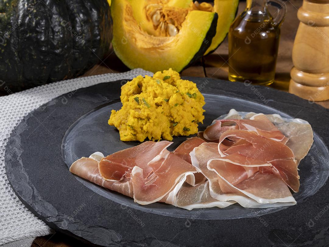 Presunto de parma cru e purê de abóbora Imagem JPG