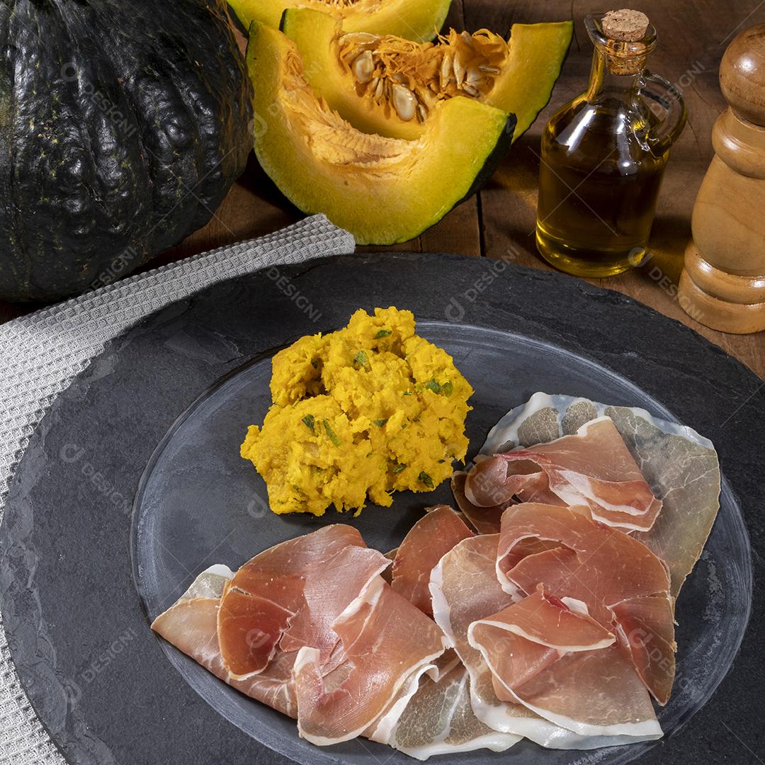Presunto de parma cru e purê de abóbora Imagem JPG