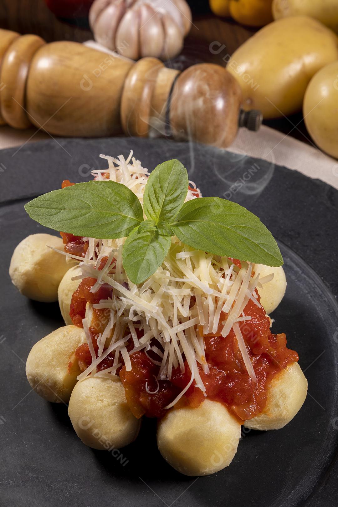 Nhoque com molho de tomate orgânico natural Imagem JPG