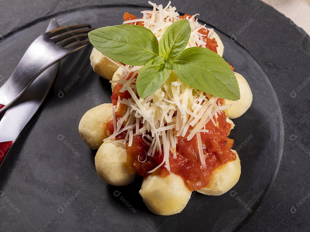 Nhoque à bolonhesa com molho de tomate Imagem JPG