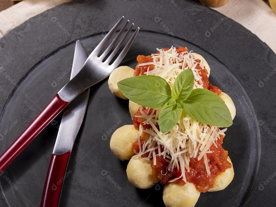 Nhoque com molho de tomate orgânico natural Imagem JPG