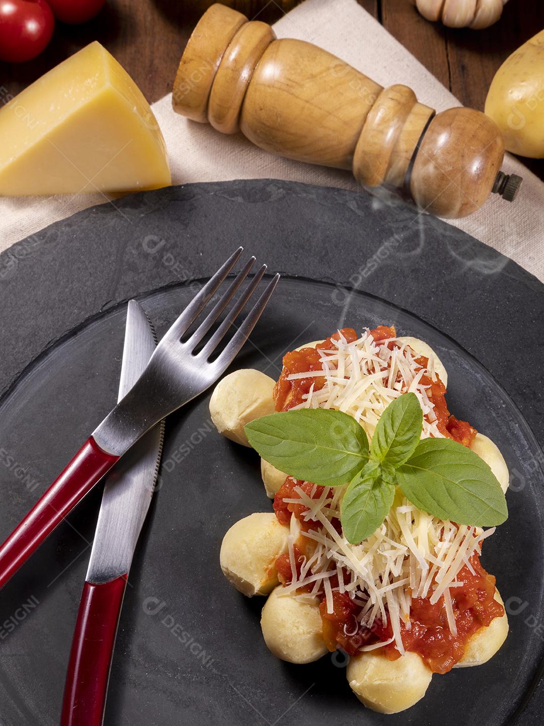 Nhoque à bolonhesa com molho de tomate Imagem JPG