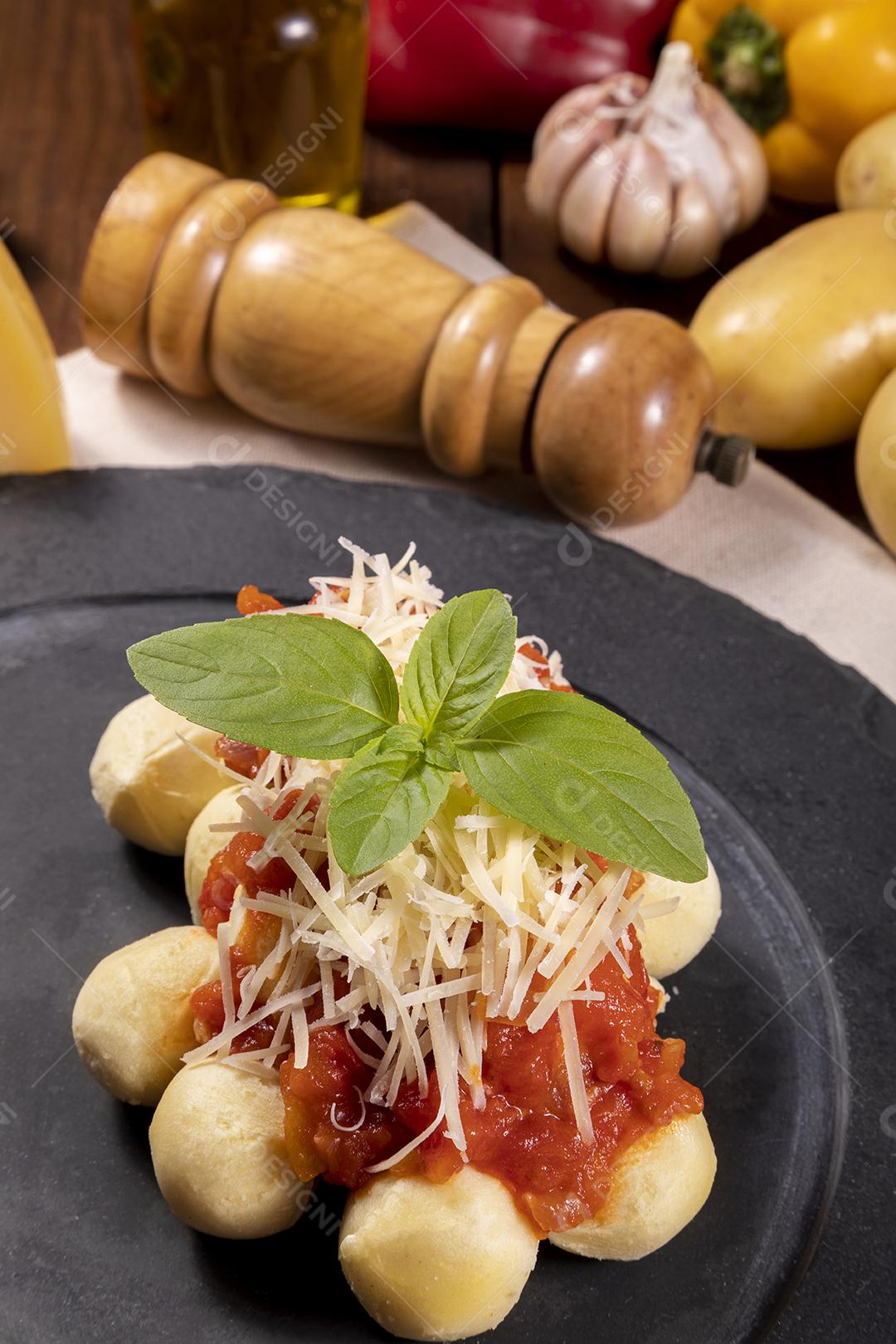 Nhoque à bolonhesa com molho de tomate Imagem JjPG