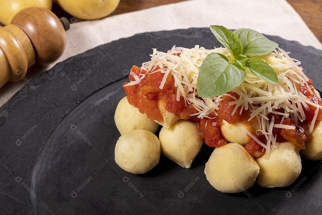 Nhoque à bolonhesa com molho de tomate Imagem JjPG