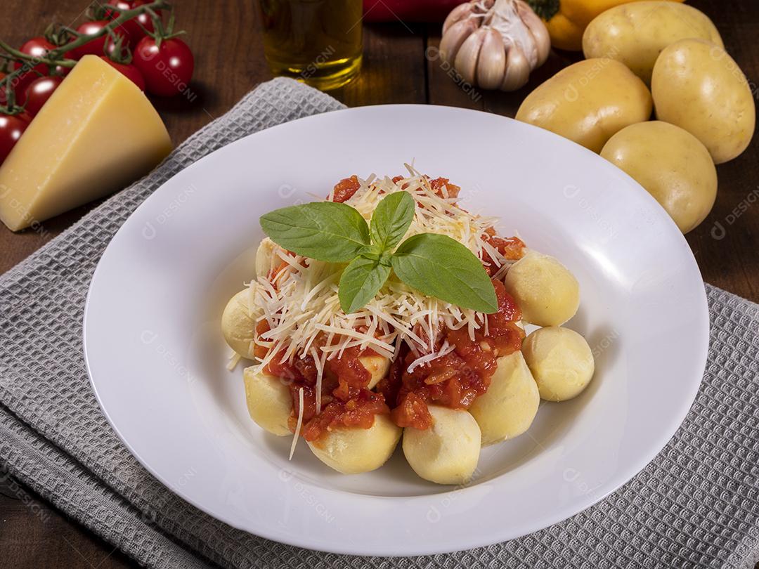 Nhoque à bolonhesa com molho de tomate Imagem JjPG