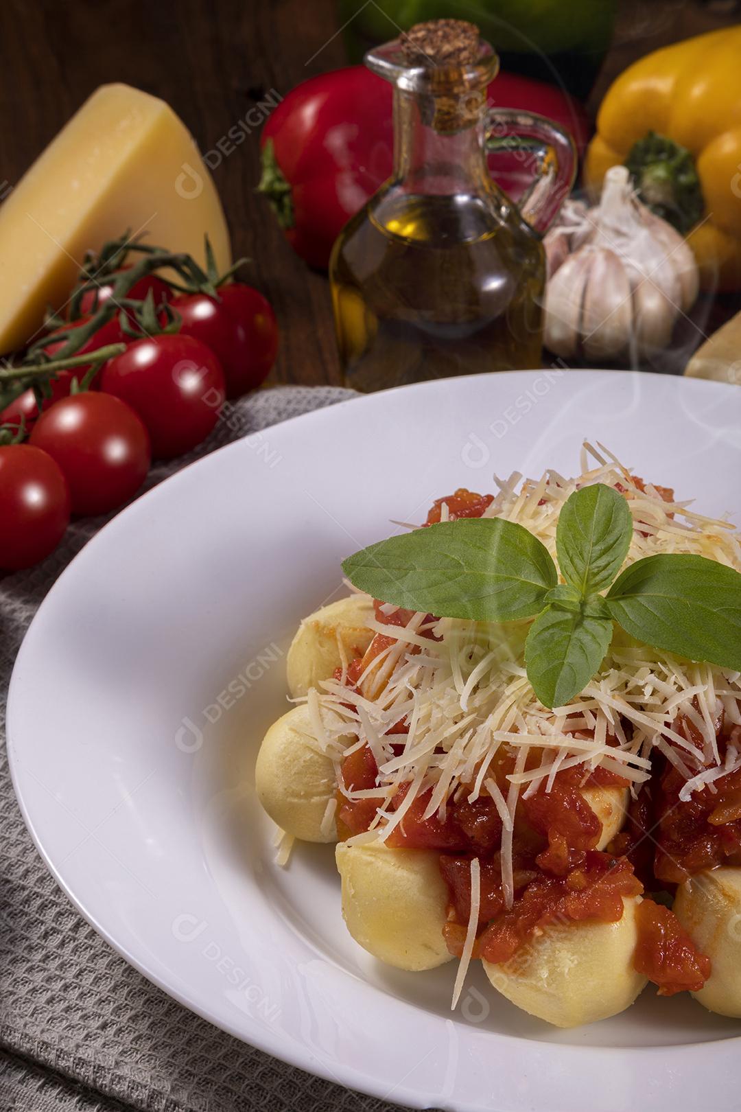 Nhoque à bolonhesa com molho de tomate Imagem JjPG