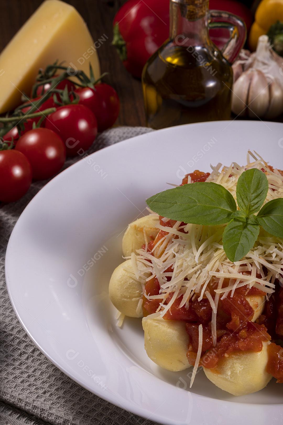 Nhoque à bolonhesa com molho de tomate Imagem JjPG