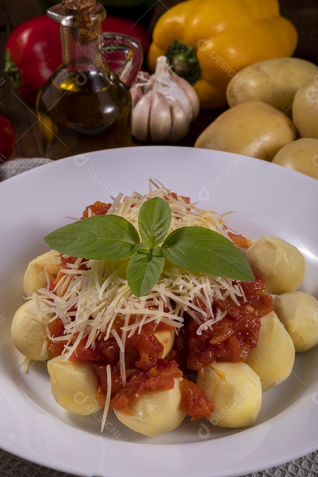 Nhoque à bolonhesa com molho de tomate Imagem JjPG