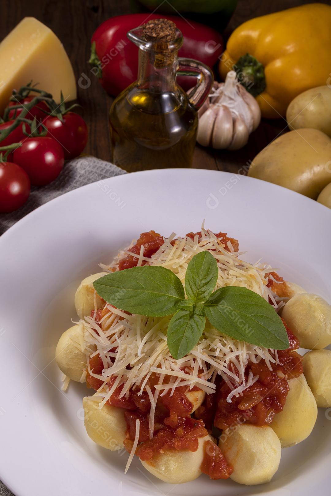 Nhoque à bolonhesa com molho de tomate Imagem JjPG