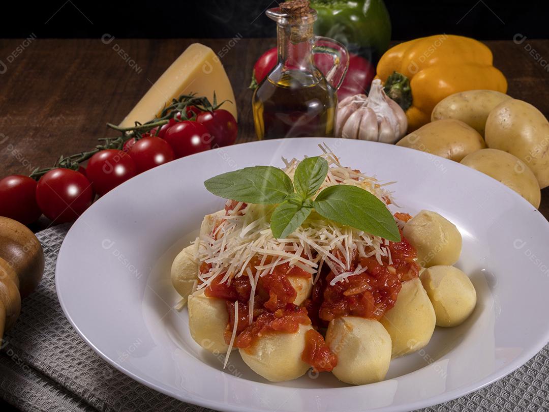 Nhoque à bolonhesa com molho de tomate Imagem JjPG