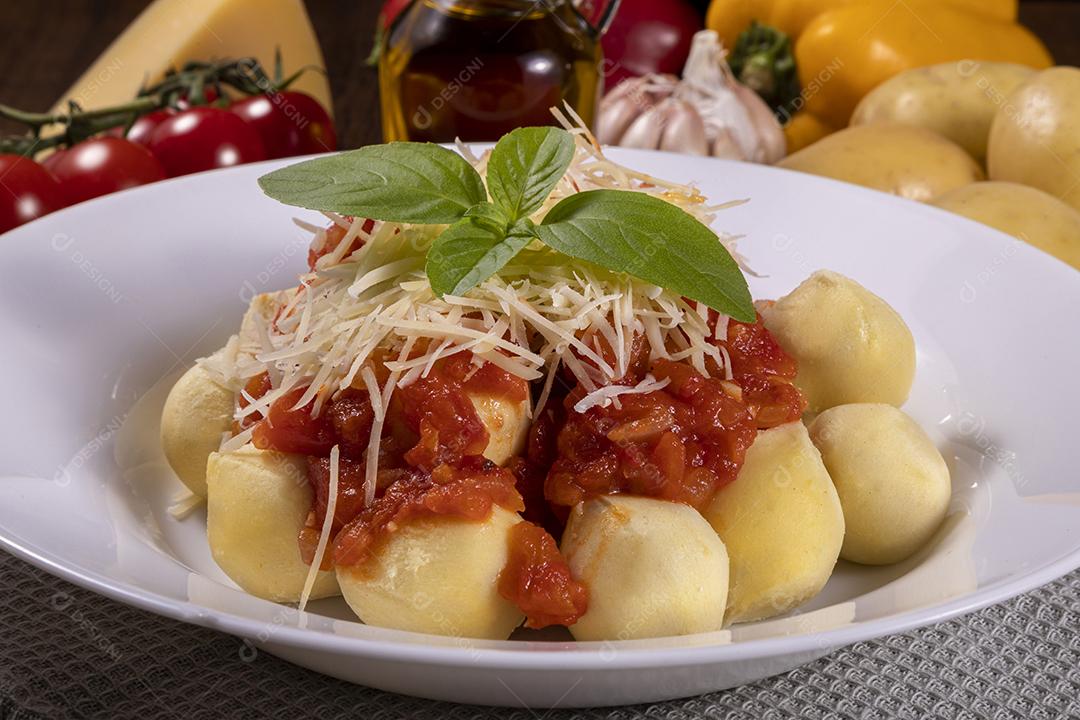 Nhoque à bolonhesa com molho de tomate Imagem JjPG