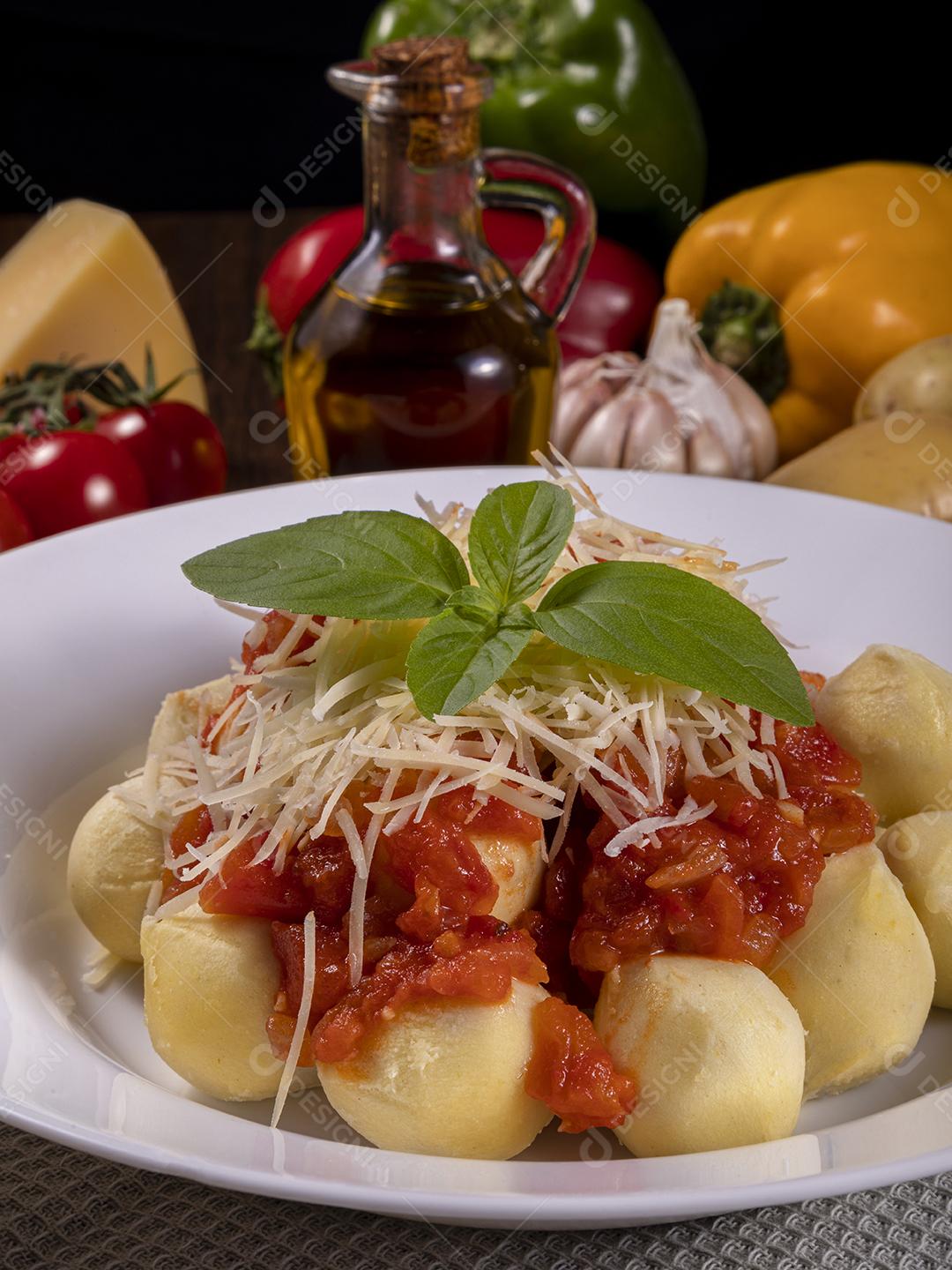 Nhoque à bolonhesa com molho de tomate Imagem JjPG