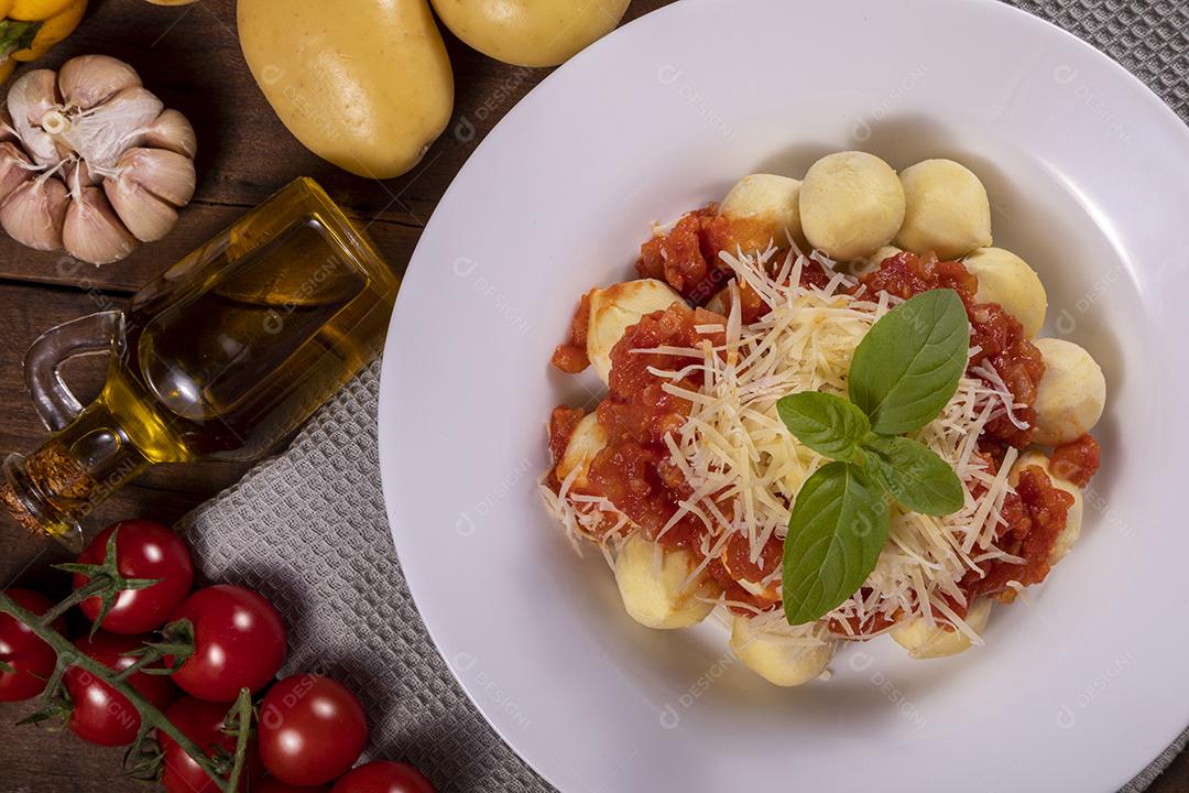 Nhoque à bolonhesa com molho de tomate Imagem JjPG