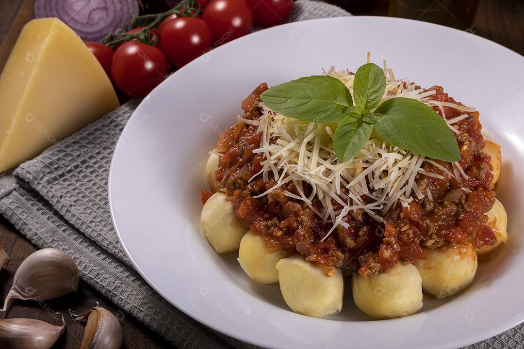 Nhoque à bolonhesa com molho de tomate Imagem JjPG