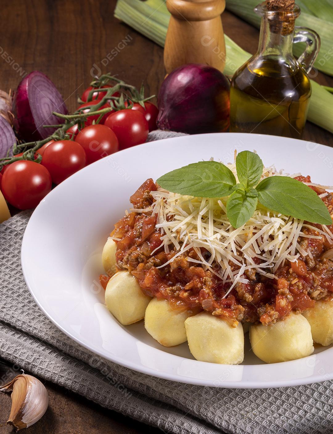 Nhoque à bolonhesa com molho de tomate Imagem JjPG