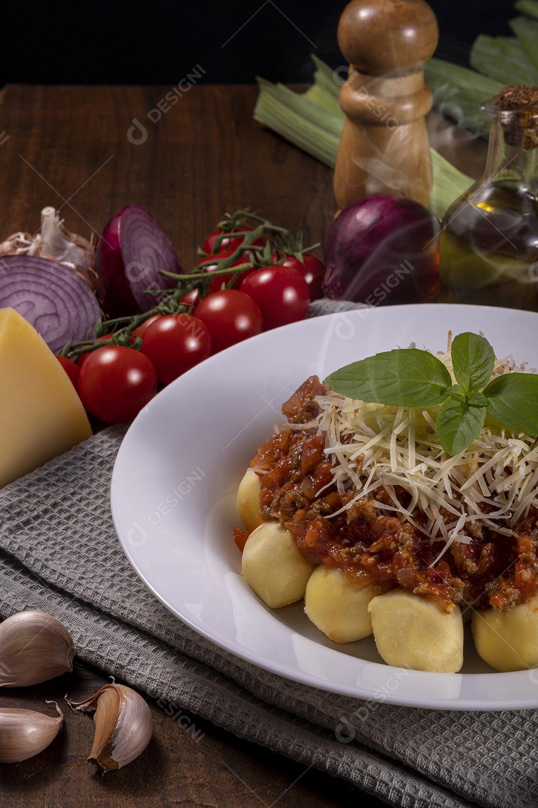 Nhoque à bolonhesa com molho de tomate Imagem JjPG